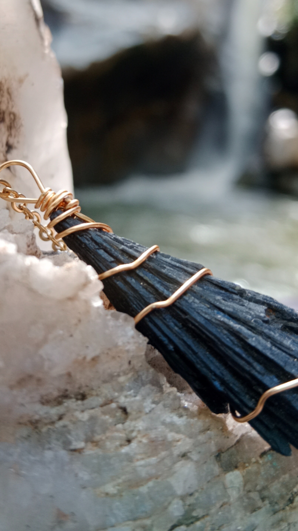 Collar de cuarzo Cianita negra