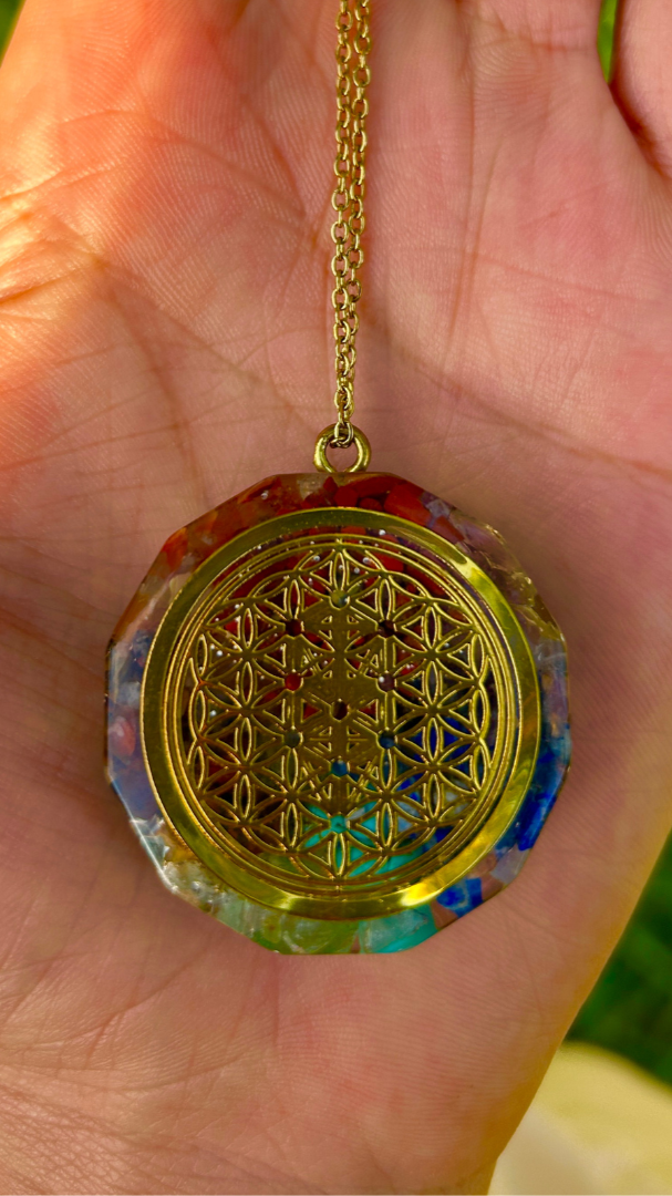 Organita en recina con los 7 chakras