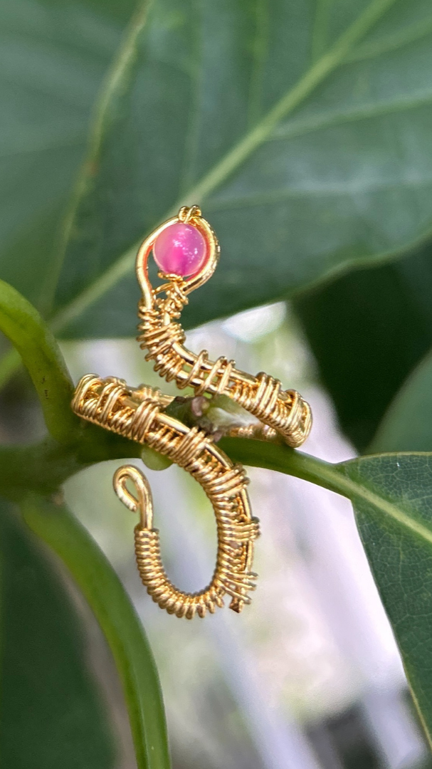 Anillo con tejido de serpiente y cuarzo Agata Rosa