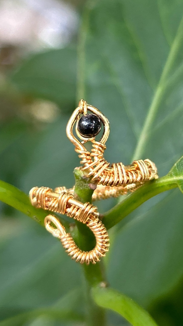 Anillo con tejido de serpiente y cuarzo Onix