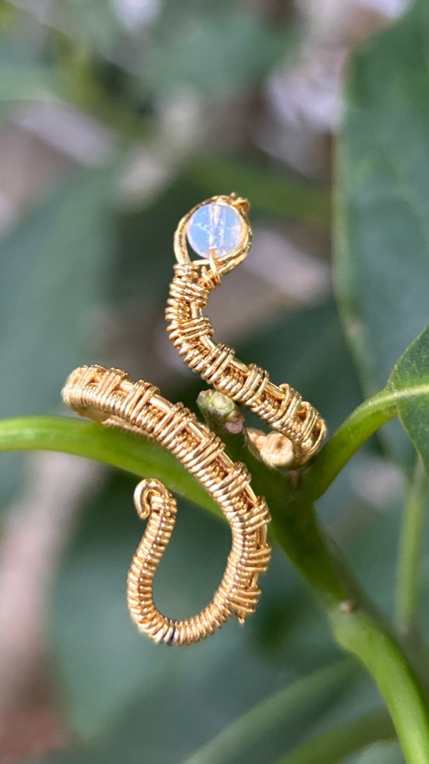 Anillo con tejido de serpiente y cuarzo Opalina