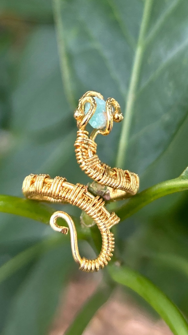 Anillo con tejido de serpiente y cuarzo de Murralla